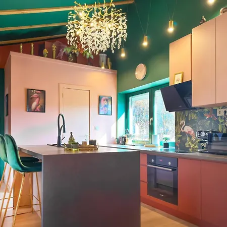 2br With Designer Interior And Work Desk Apartmán Sofie