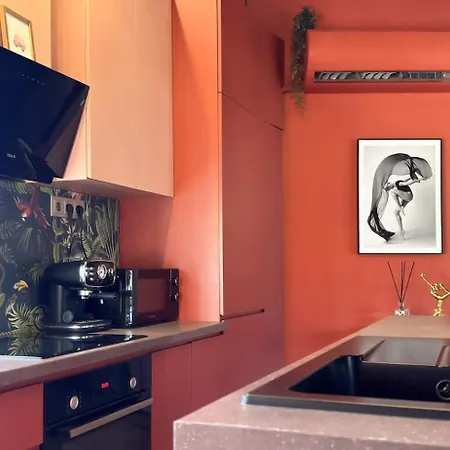 2br With Designer Interior And Work Desk Apartmán