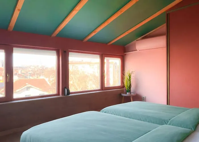 2br With Designer Interior And Work Desk *