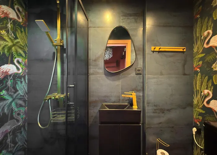 2br With Designer Interior And Work Desk Apartamento