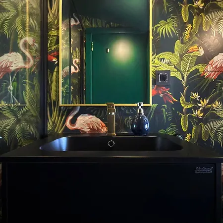 2br With Designer Interior And Work Desk 公寓