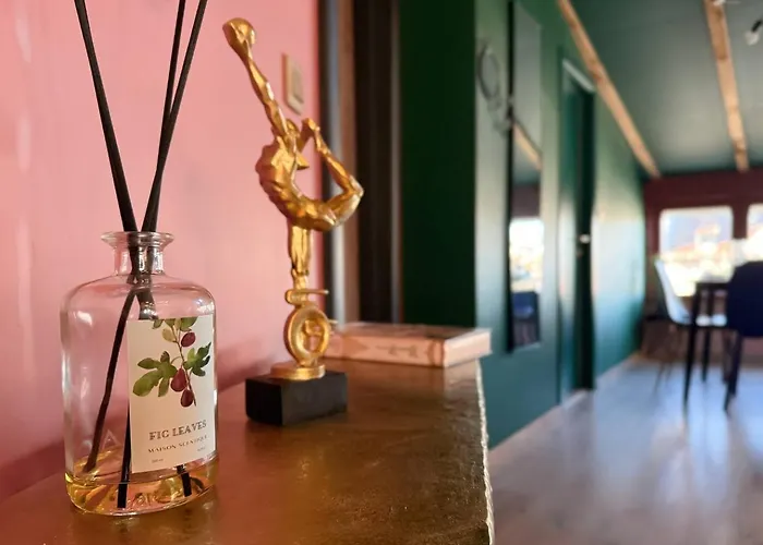 2br With Designer Interior And Work Desk *