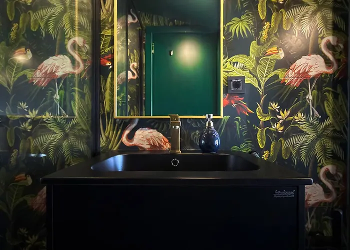 2br With Designer Interior And Work Desk 公寓