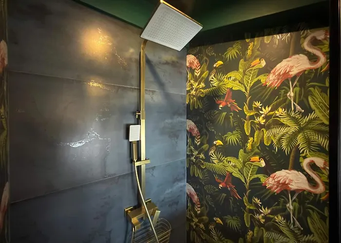 2br With Designer Interior And Work Desk 公寓