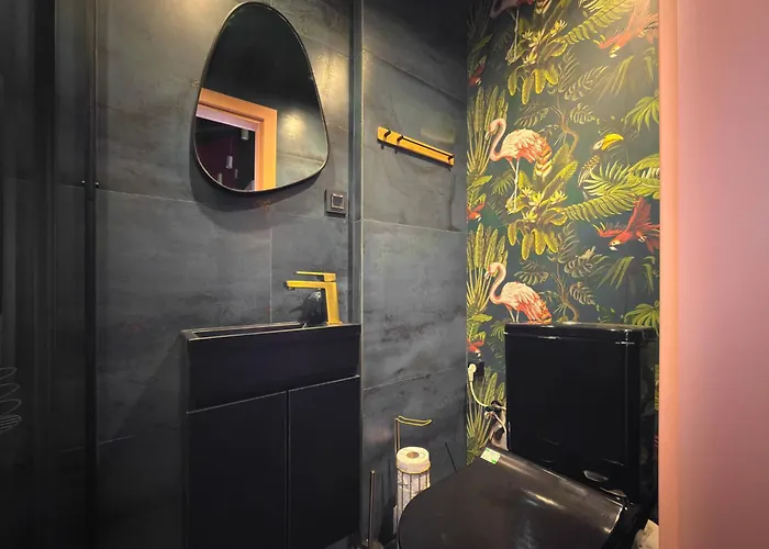 2br With Designer Interior And Work Desk * 索菲亞